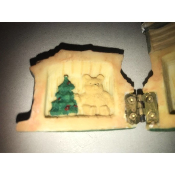 K’s Collection Figurines, Santa house, opens to Santa/Teddy/Tree Christmas - Picture 4 of 13